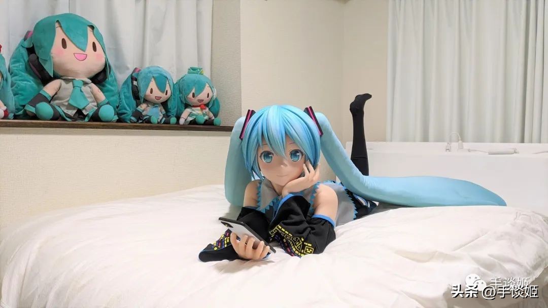 给初音未来递东西,初音未来和宅男结婚了吗