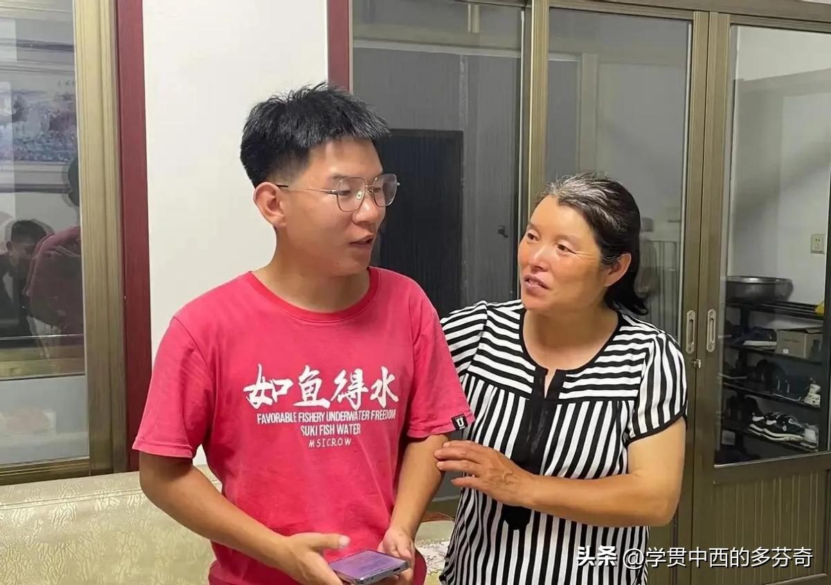 最美环卫工妈妈的儿子考了多少分,最美妈妈环卫工儿子上什么大学