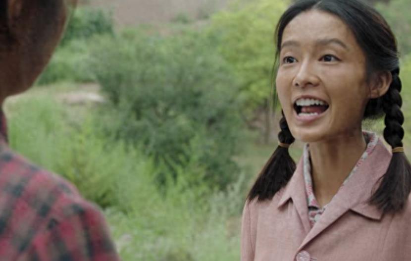 干瘪黑瘦，一口假牙，这就能演“村花”？观众表示越看越觉得假