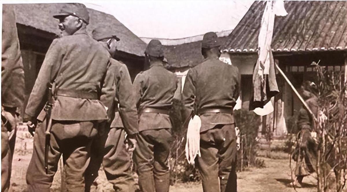 女子穿日军军装拍照被拘留,女子穿侵华日军服装摆拍新闻视频