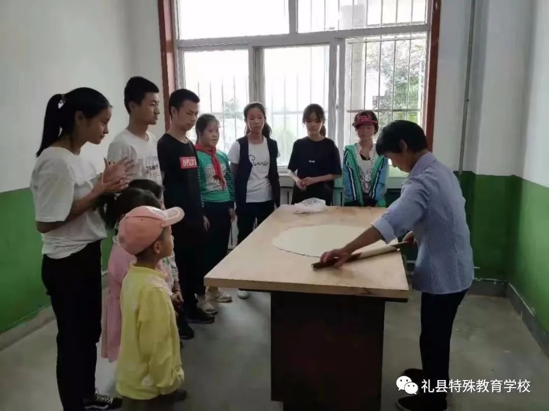 鐗规畩鏁欒偛瀛︽牎宸ヤ綔鍥炵湼,鐖卞績娴囩亴闈欏緟鑺卞紑