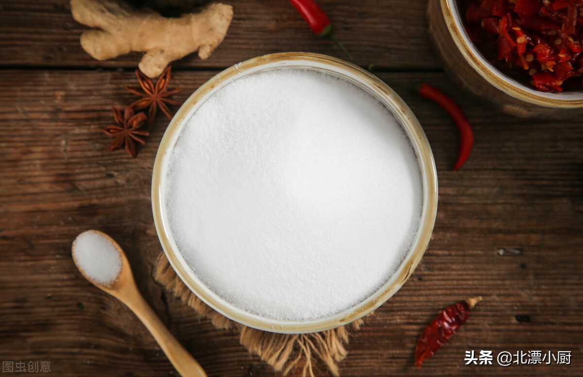 煮猪肉炖排骨牢记1放4不放,煮排骨汤肉没入味