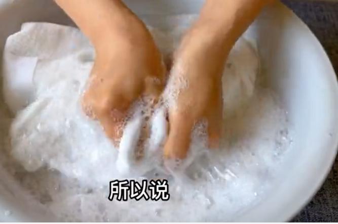 白衣服发黄怎么使用漂白水,白色衣服黄了用漂白剂怎么用