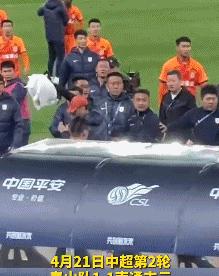 险些发生冲突!王大雷赛后一直“约谈”南通球员,好在队友拉开