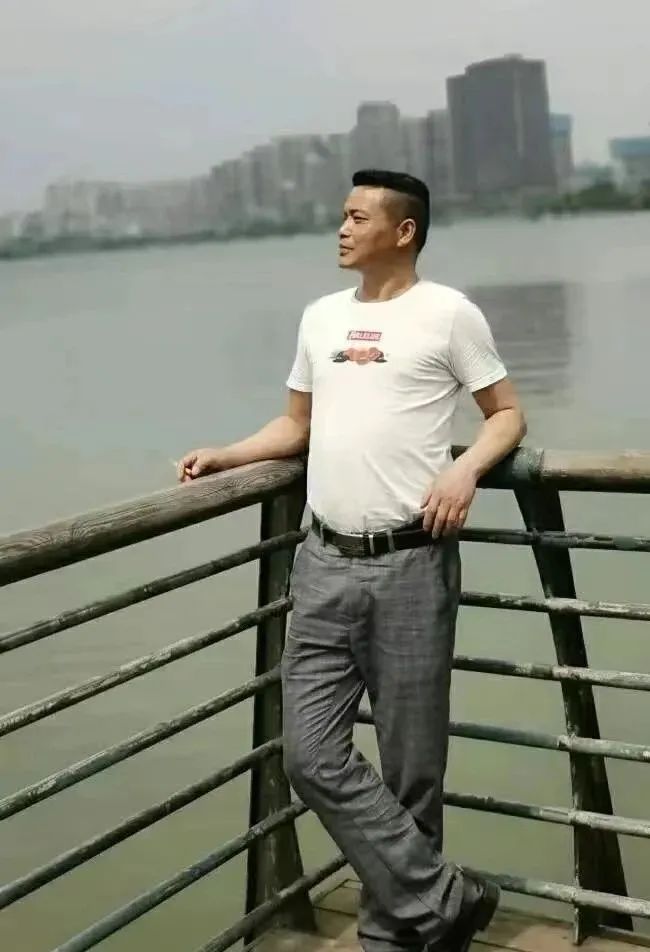 老屋瓦尘诗选｜五月，一场与诗无关的雨，丑陋无比