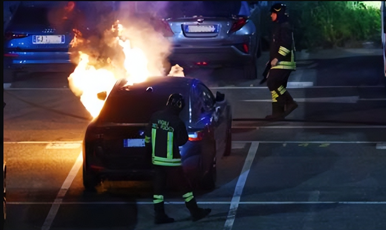 95分钟遭绝杀，112年老店再降级！球迷入场斗殴，焚烧汽车