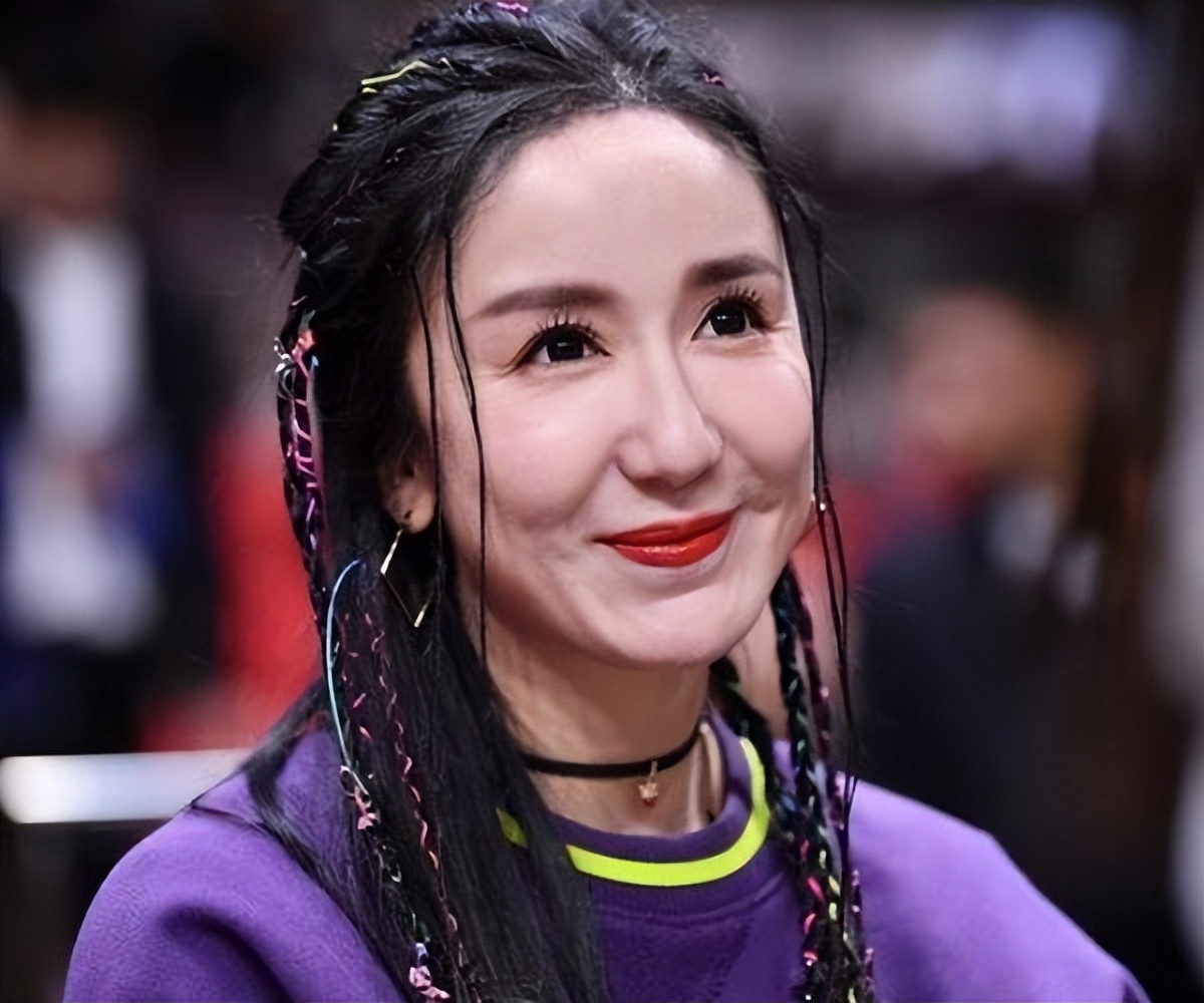 盘点有哪些明星在舞台上露过腹肌,假腹肌假翘臀