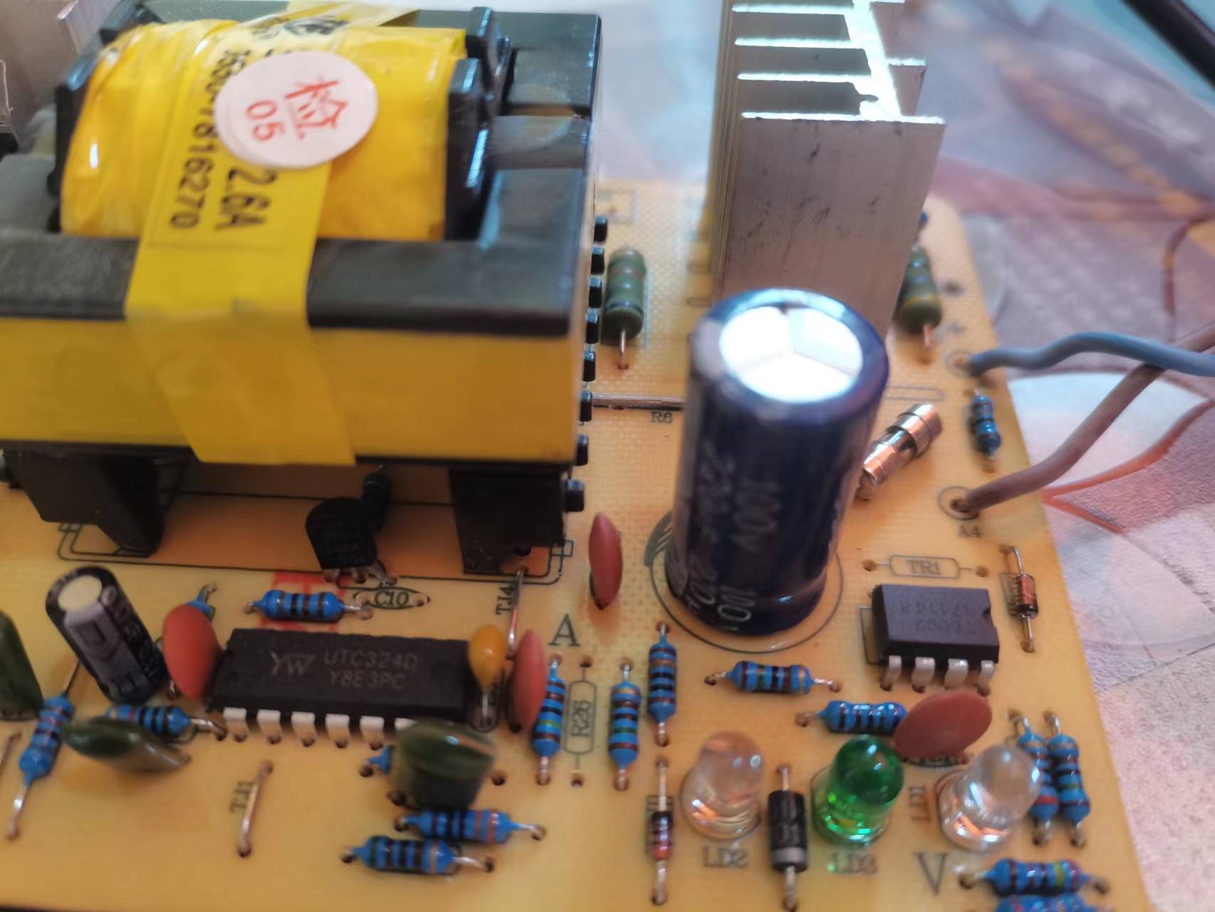 充电器红灯一闪一闪修复电池,电瓶车充电器亮绿灯不充电咋修复