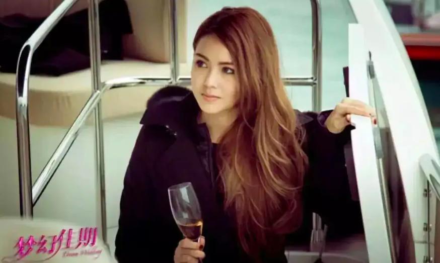 昆凌靠周杰伦成为明星,中专毕业的昆凌为何被周杰伦独宠