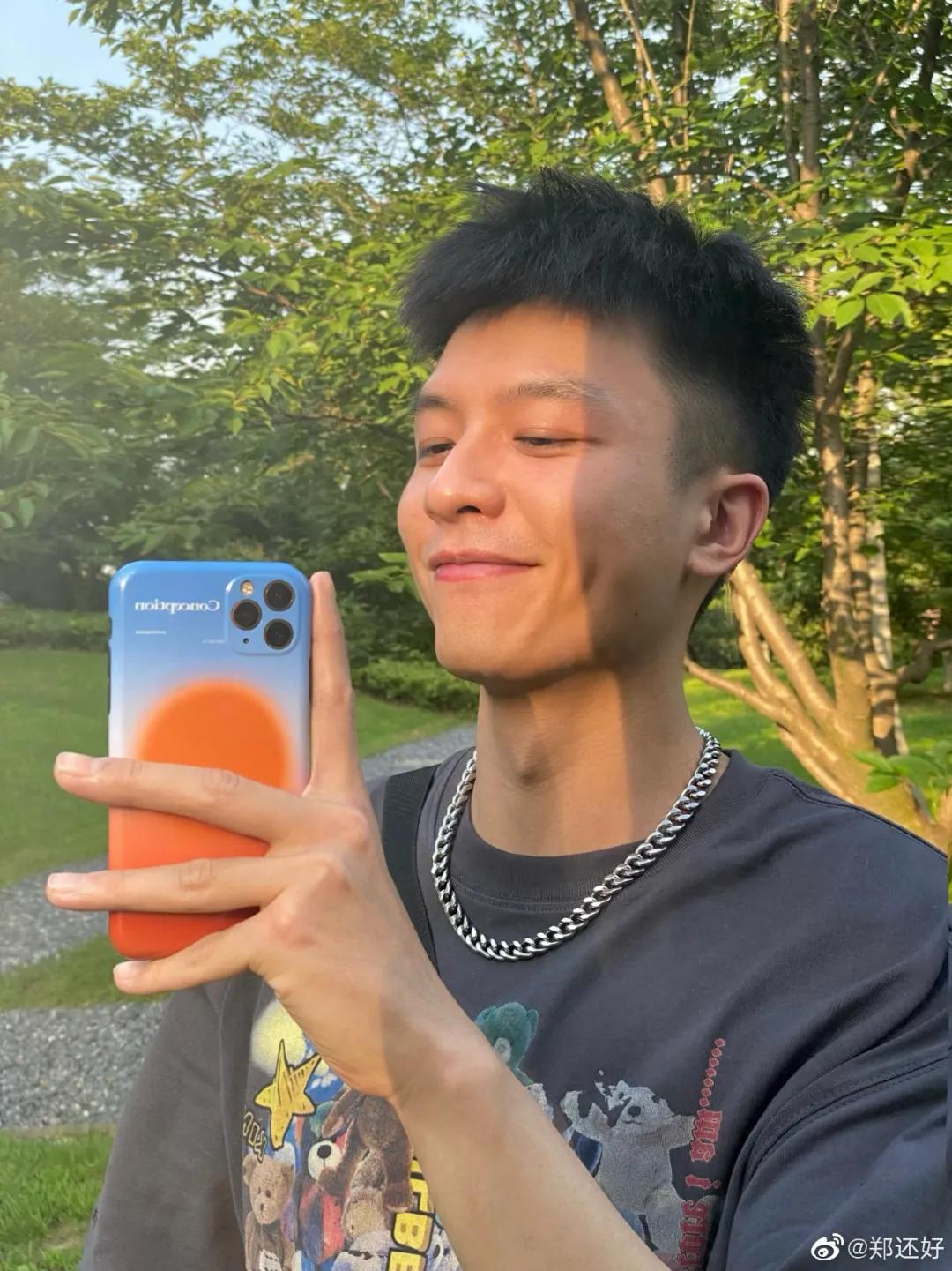 川影播本的他，“油而不腻”，让人“嘴笑裂了，鱼尾纹明显了”