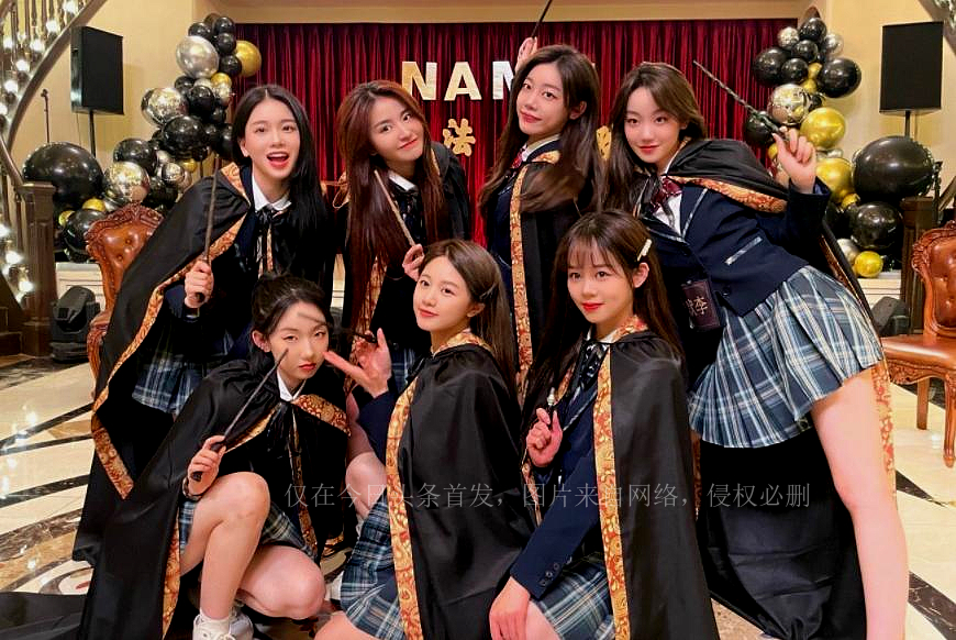 乐华女团《男人装》封面惹争议，只有脚部特写，被质疑污名化女足