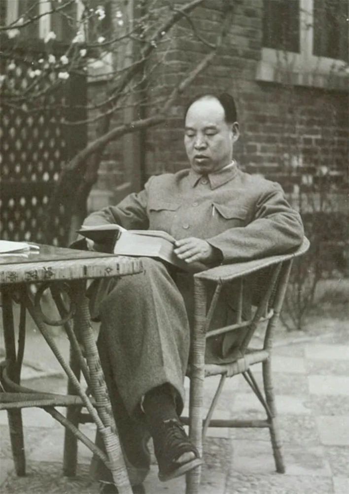 65年，叶群跑到贺龙家问薛明：23年前你说我坏话的事还记得吗？