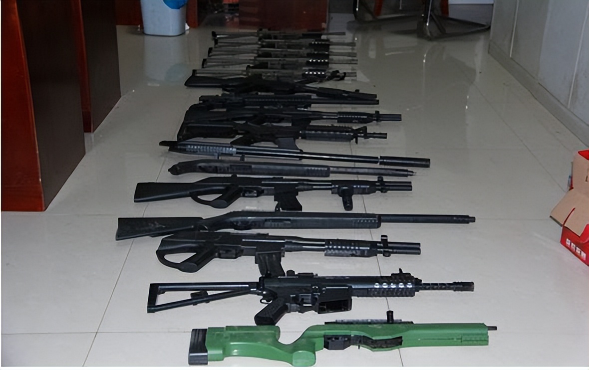 18岁小伙网购24把仿真枪被判无期！哭诉：局长藏20把真枪才判3年