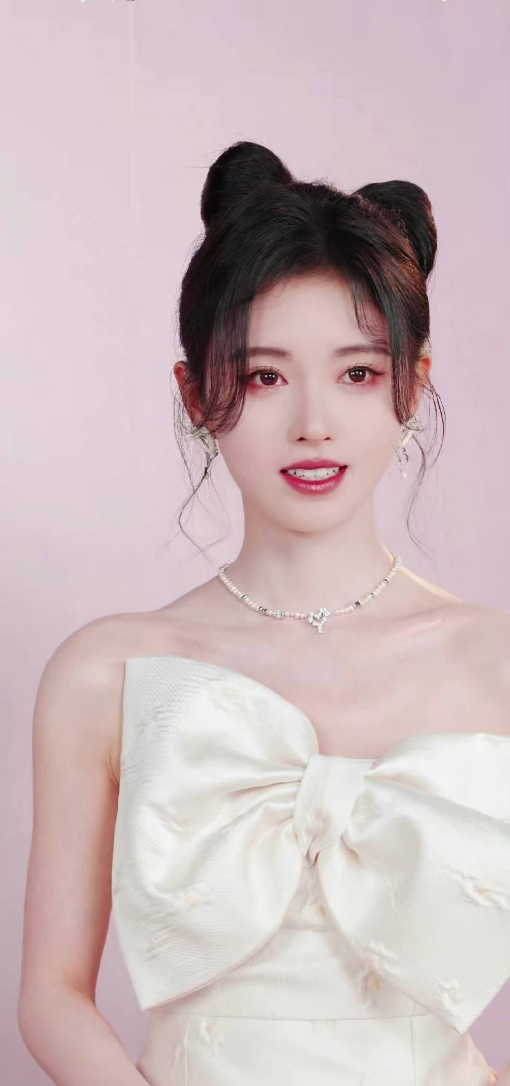 鞠婧祎黑色丝绒礼裙黑蝴蝶结,鞠婧祎粉色蝴蝶结吊带裙舞台花海