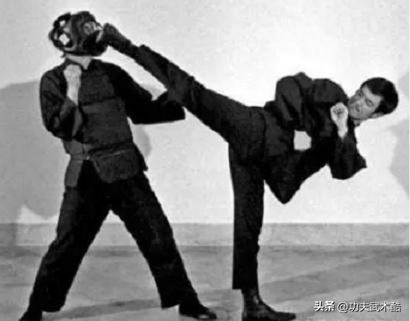 截拳道旋踢，上能踢头，中能击肋，下能扫膝，出其不意的*攻反**利器