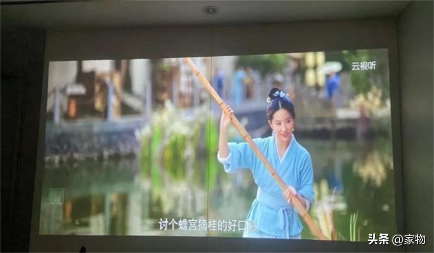 投影仪到底是智商税还是真好用？家里投影用了1年，说说真实感受