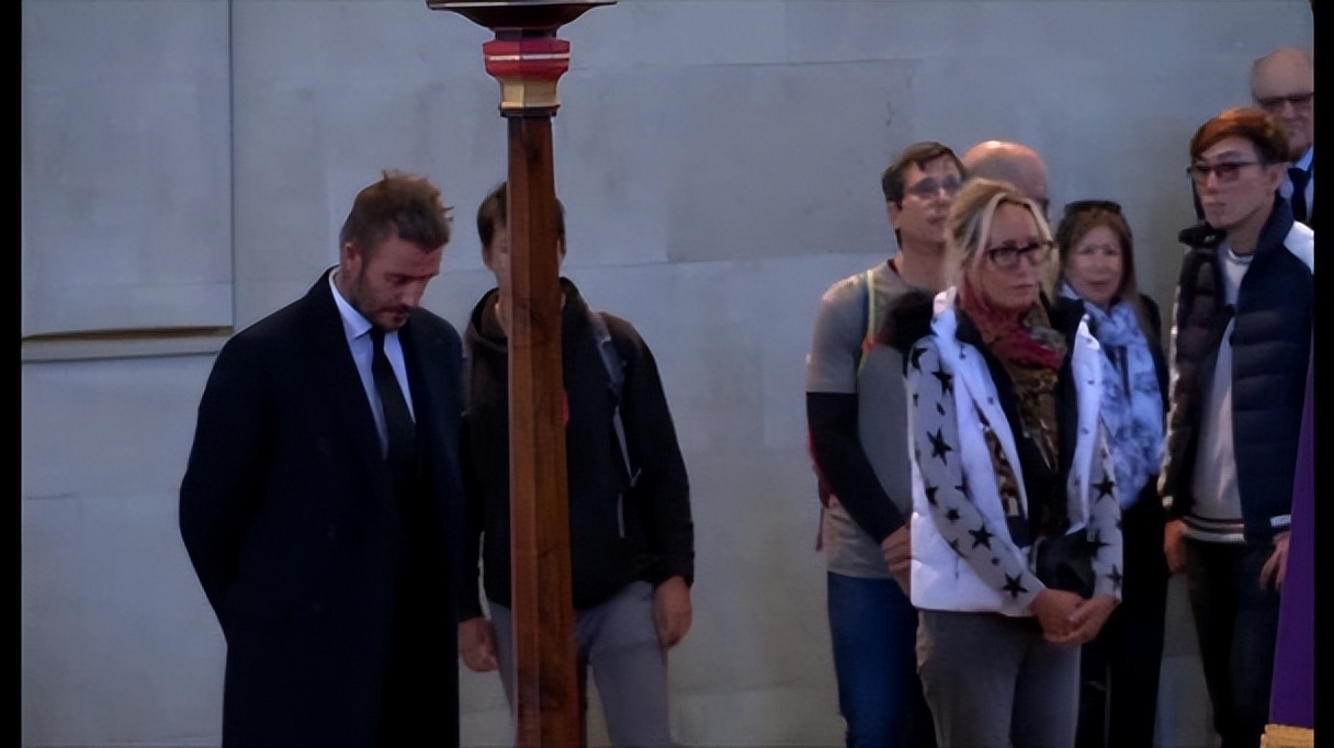 贝克汉姆排队13小时吊唁英女王,贝克汉姆纪念仪式