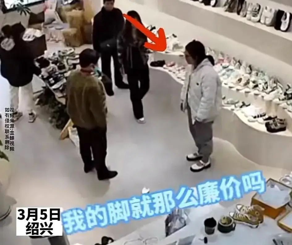 女儿跪求200元鞋,28岁女孩下跪求父亲完整视频