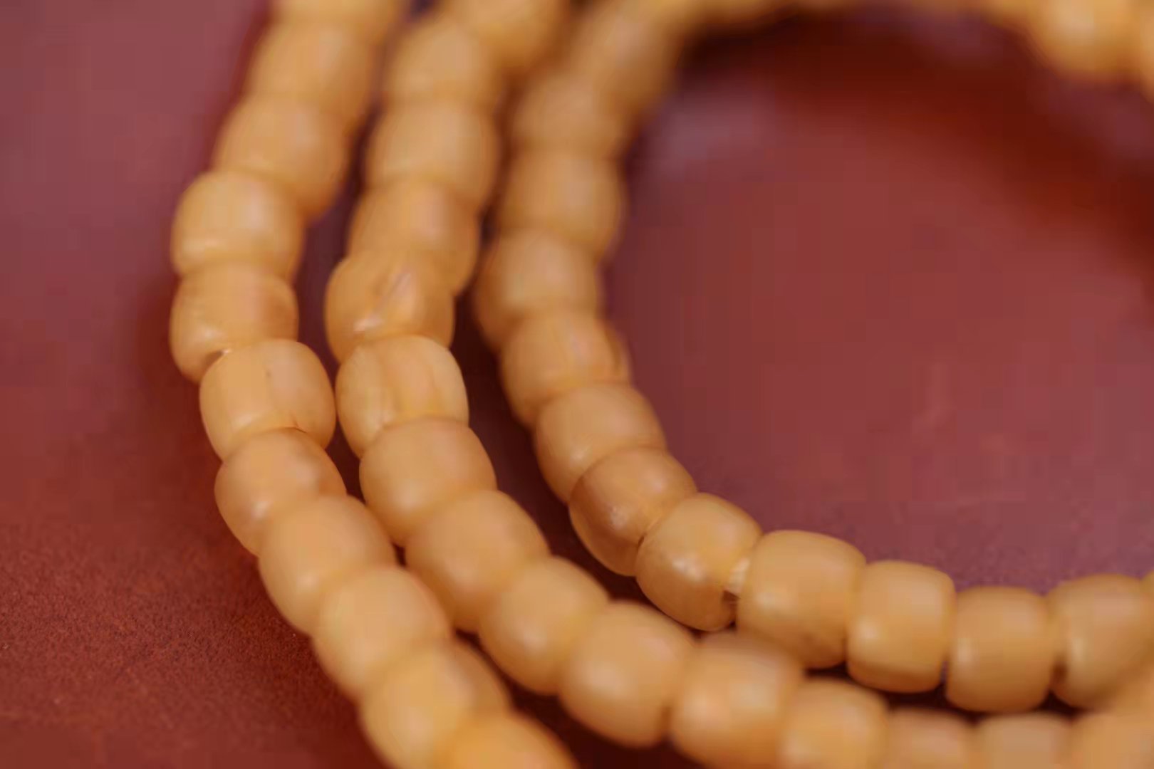 天然蜜蜡和二代合成蜜蜡的区别,二代合成蜜蜡会盘玩变色吗