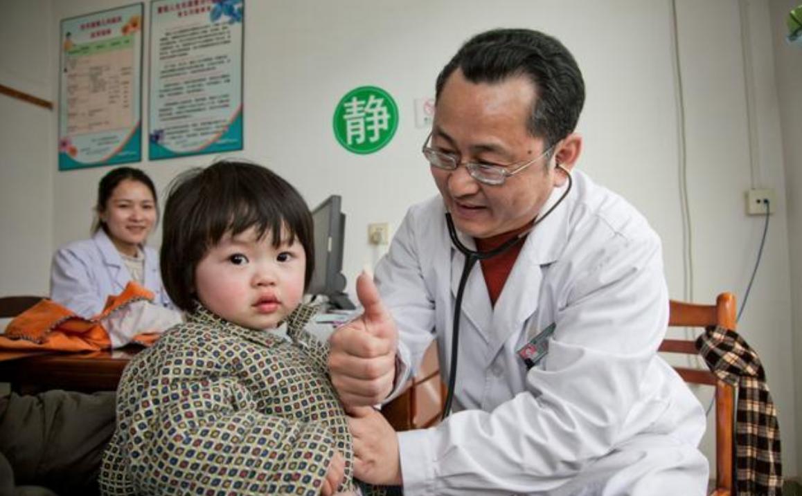 洁癖小姨带娃三天,孩子哭着不拉尿,妈妈拉开娃的裤子一看吐了