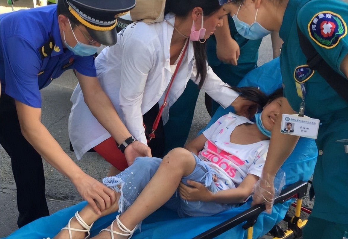 6岁女儿哭着求饶后续,六岁小女孩妈妈哭喊视频