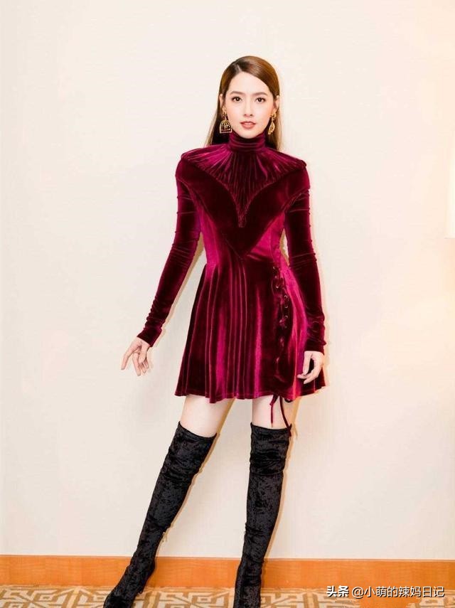 穿碎花连衣裙配什么样的鞋子好看,55岁女人穿黑色连衣裙配什么鞋子