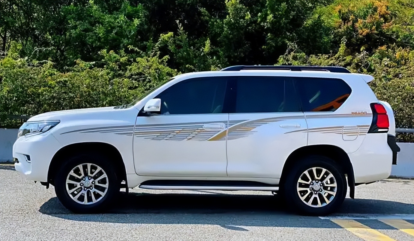 车爆胎怎么更换备胎,汽车前轮爆胎怎么更换备胎