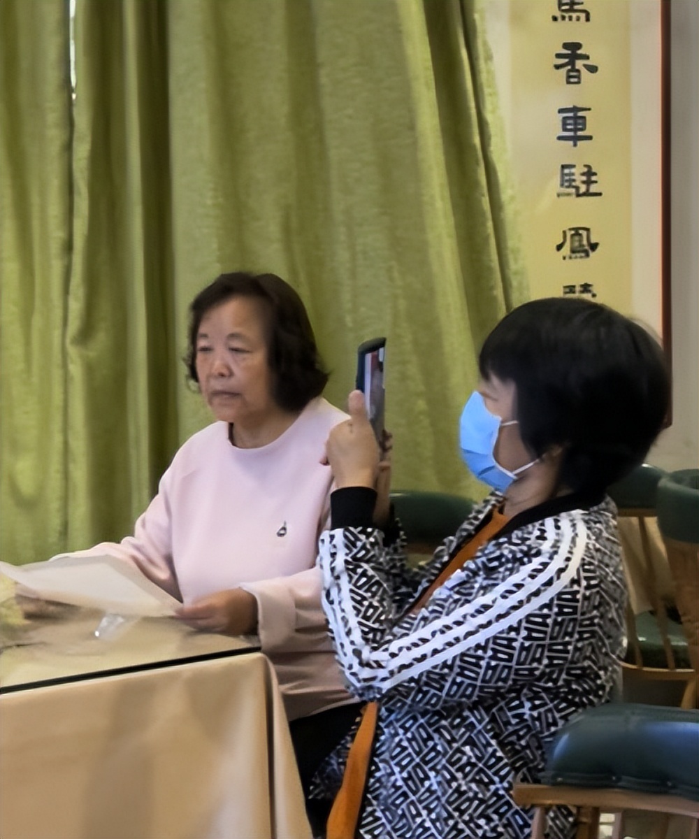 鞍山市诗赋协会书画艺术委举行“夏之韵餐饮文化笔会”