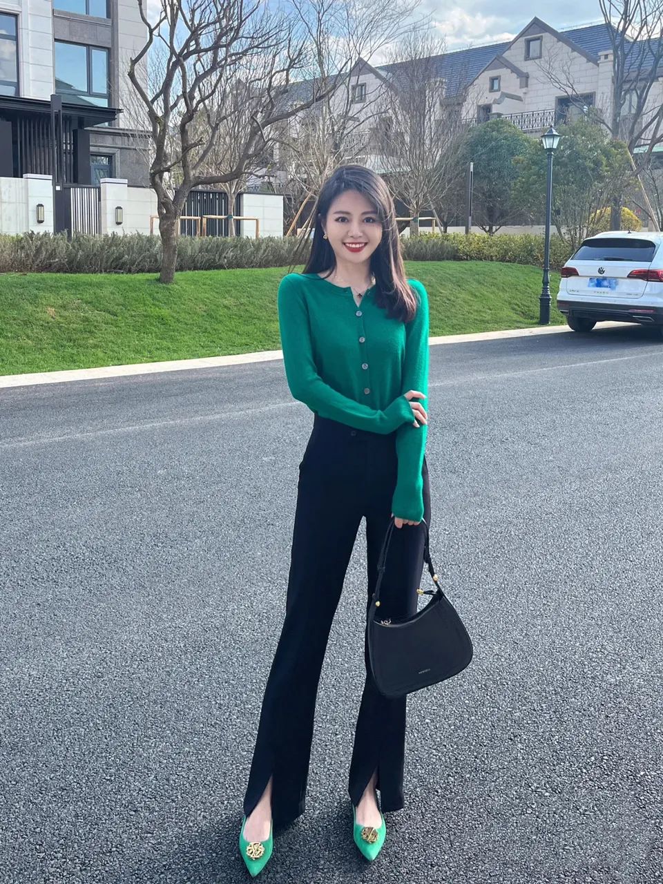 黑裤子极简穿搭高级又有范儿,黑裤子的搭配秋天