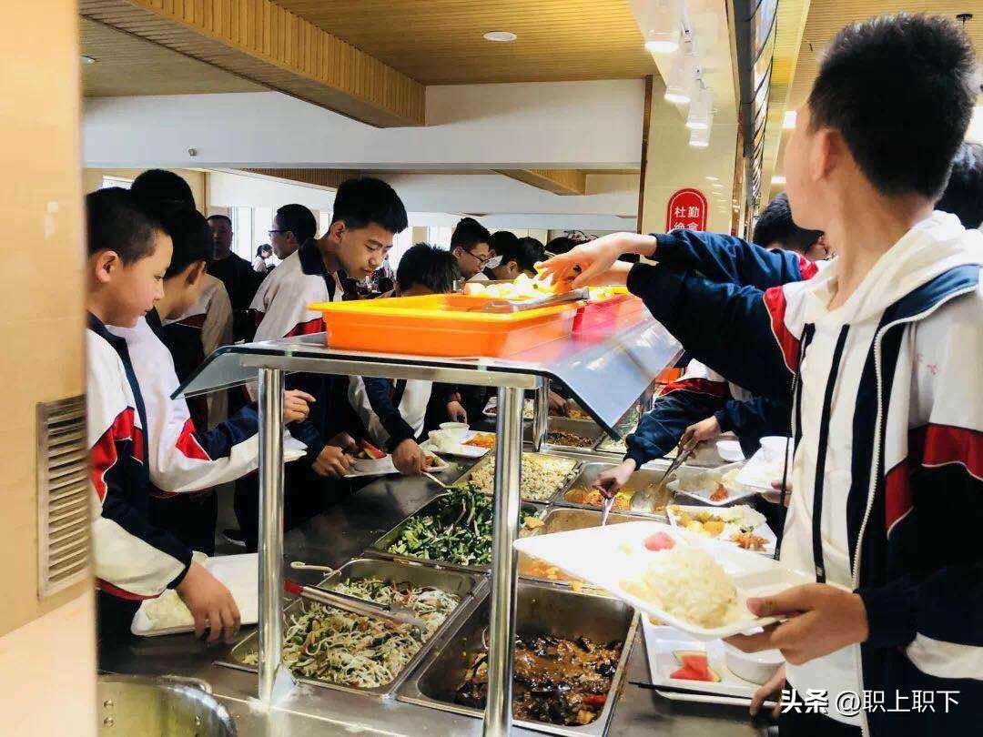 湖南邵阳夫妇在乡场镇给老人拍照月入过万，农村创业有五个风口