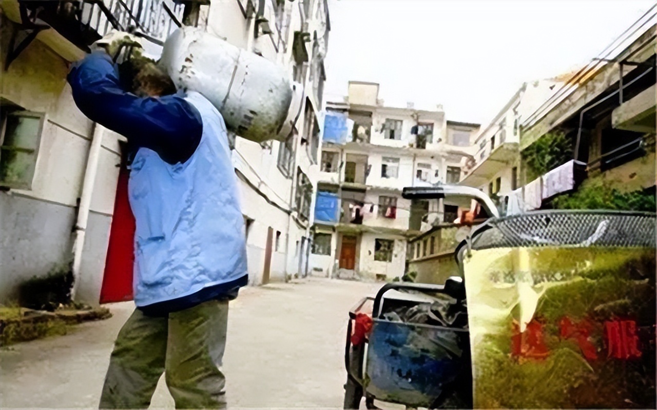 养父靠扛煤气罐把她培养成博士,养父扛煤气罐培养女博士全集