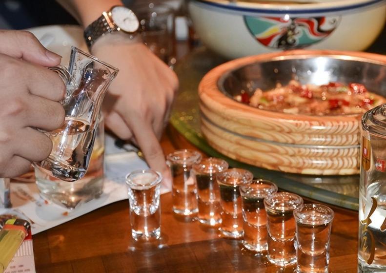 中国白酒和伏特加的区别在哪,伏特加与中国白酒哪个更难入口