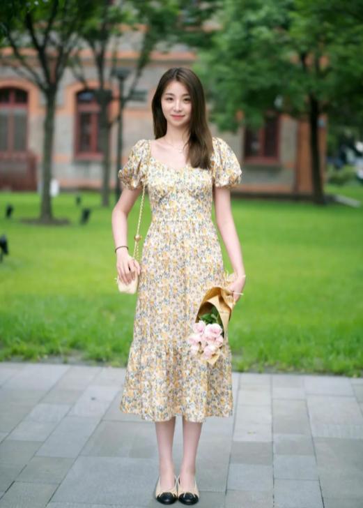 女生穿碎花会不会老气,女孩子穿碎花裙真漂亮