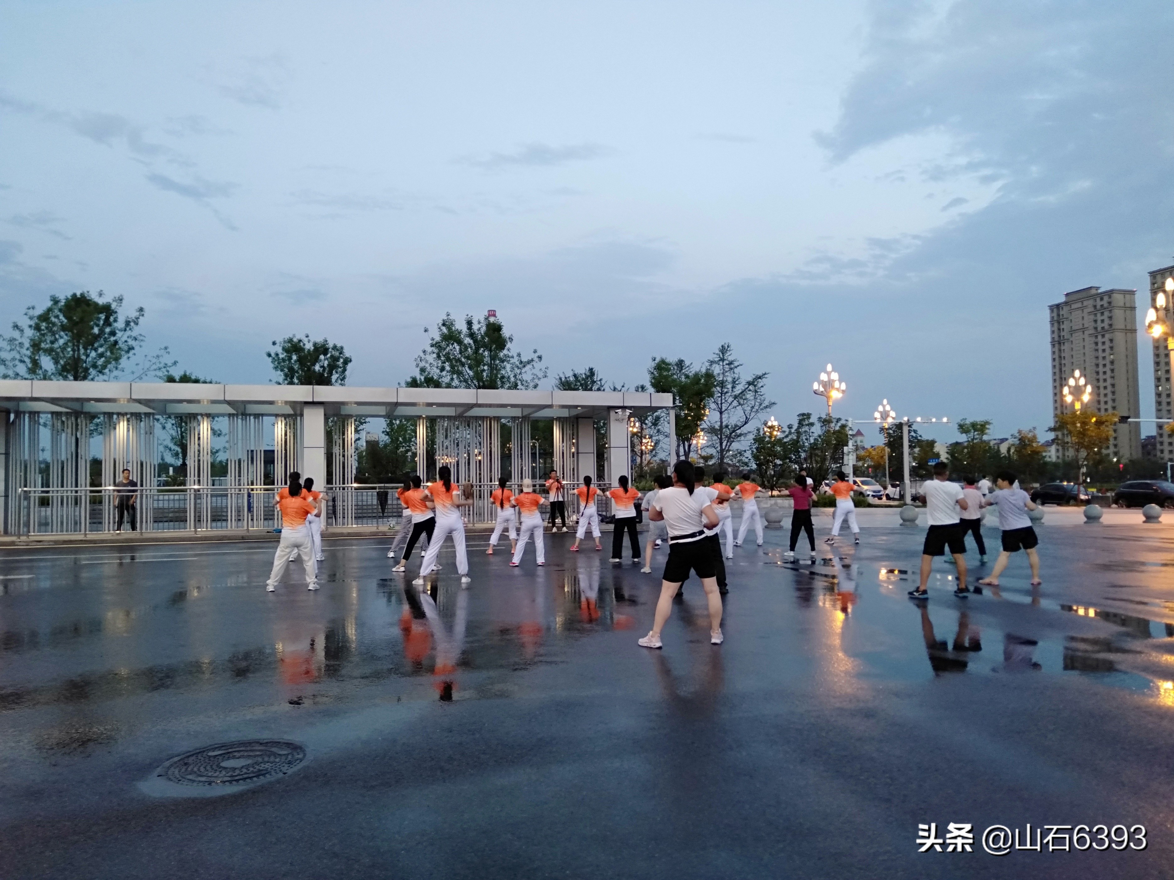 张梅：平度高铁站广场上的庆七一文艺汇演“花絮”～“雨前”幕后