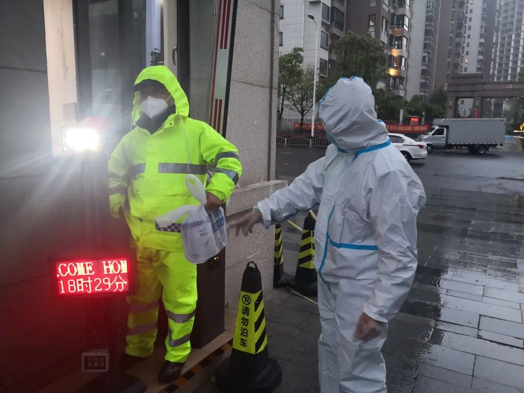 社区慰问抗击疫情志愿者,社区志愿者疫情防控巡逻