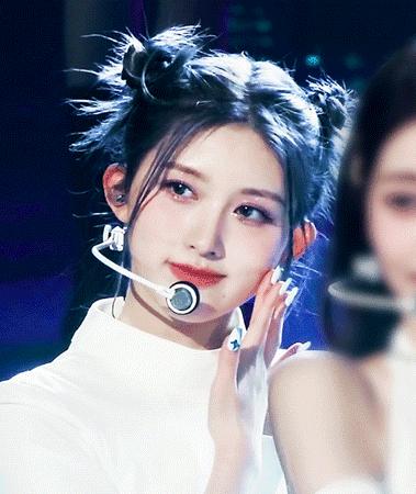 新年流行这4款扎发谁扎谁美,适合直头发的新年扎发