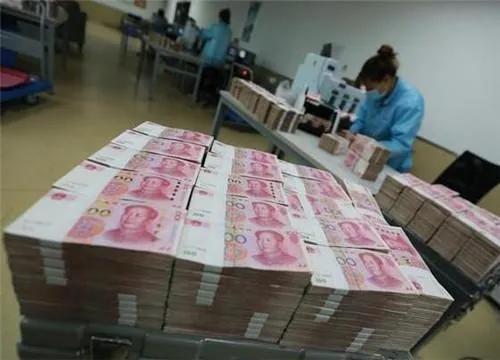 银行错转500万钱被花完会被判几年,银行里的钱被转走银行赔吗