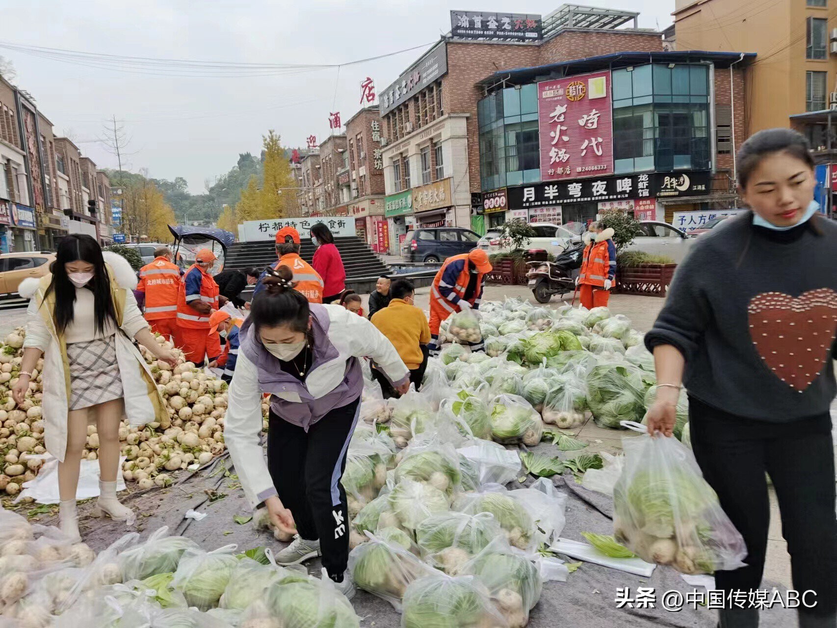 爱心蔬菜送环卫工,感恩蔬菜温暖环卫工人心