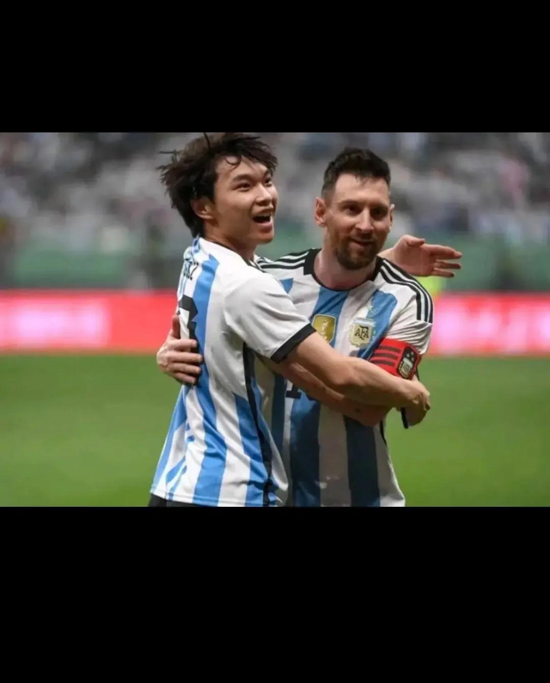 拥抱梅西小伙子和大马丁击掌,拥抱梅西小伙子跟马丁握手