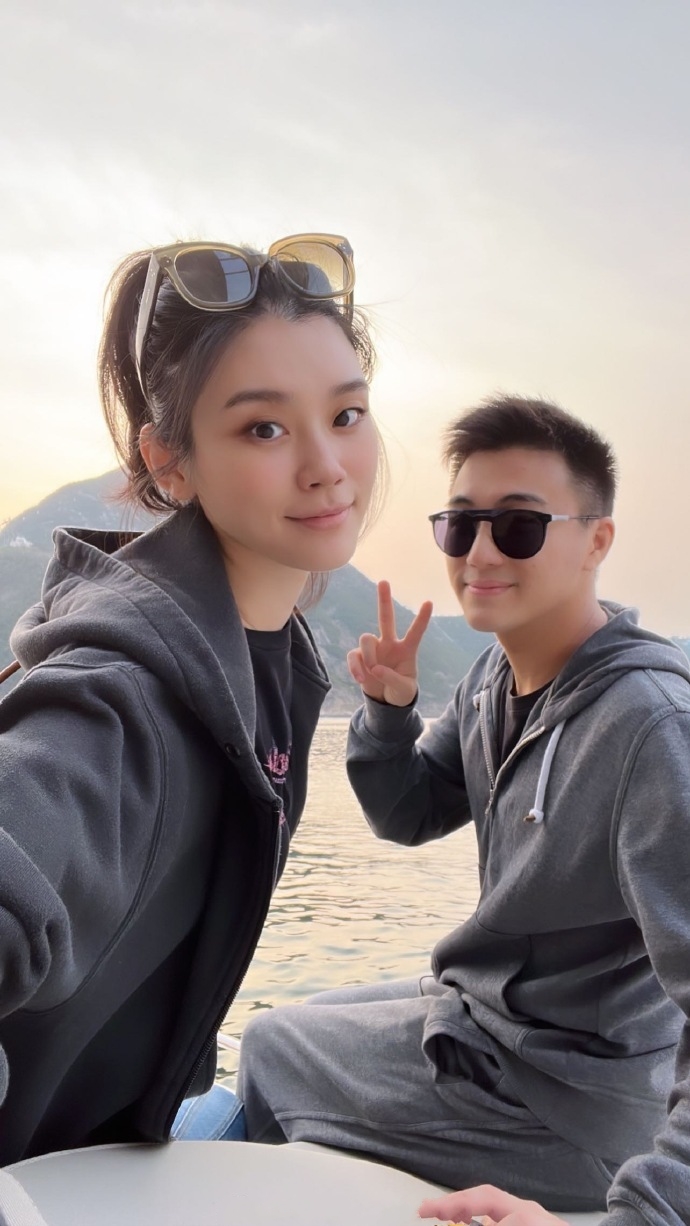 何超欣奚梦瑶一起玩,何超欣和李嘉欣同框