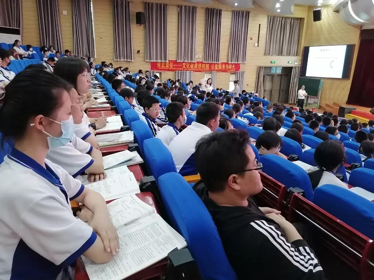 “保定责任”保师附校健康学院培养初中生做好家庭护理卫士