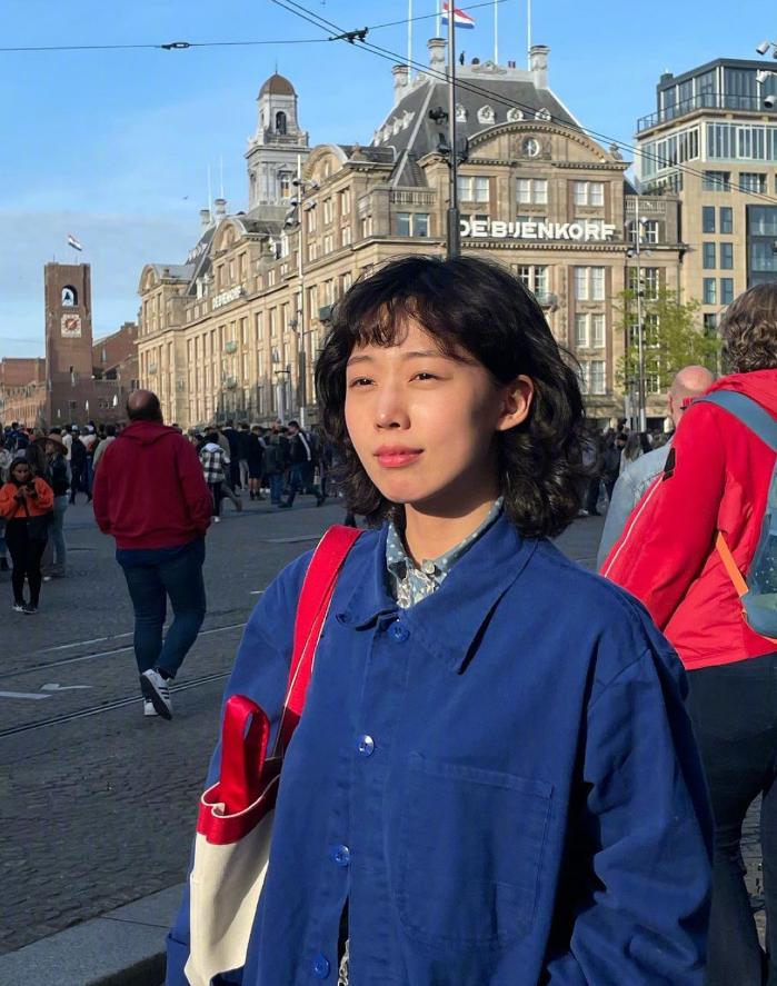 韩国短发女生元气可爱的日常基础款穿搭简约及适合日常通勤的风格