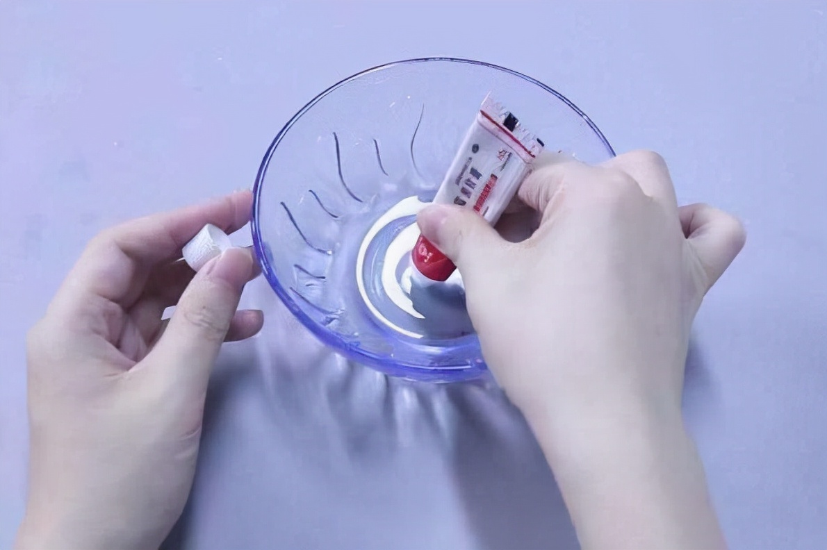 用红霉素软膏涂嘴唇要注意什么吗,红霉素软膏的6大用途