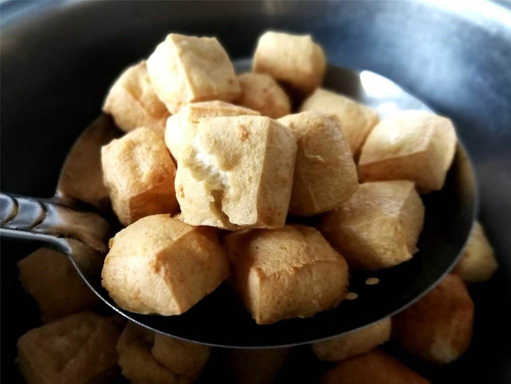 过年炸豆腐，最忌直接下锅炸，89岁奶奶教我这样做，蜂窝大不吸油