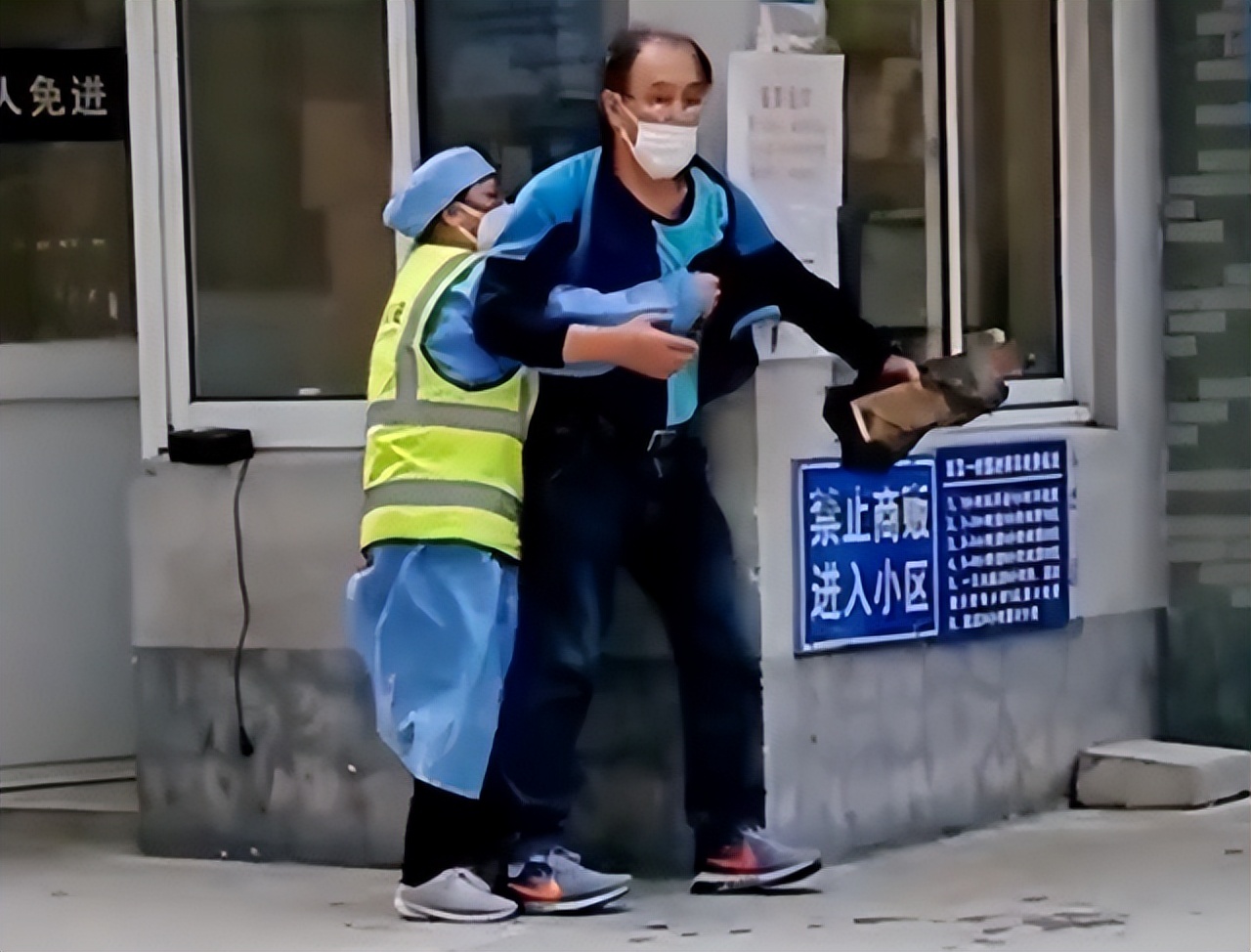 上海一大爷犯烟瘾，委托朋友送1条香烟，与女保安上演“抢烟战”