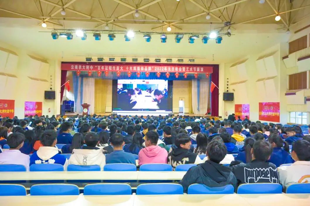 开学季校园展示打卡,开学啦冰墩墩小学生积极向上图片