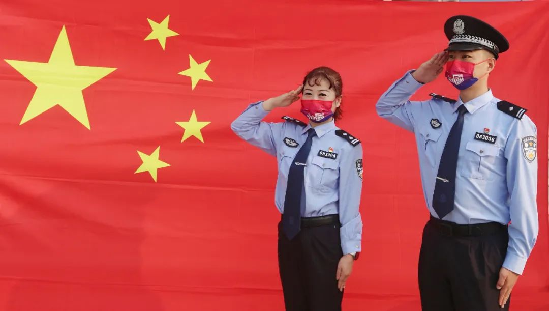 节日我在岗护航群众平安出行,节日我在岗交警坚守一线保畅通