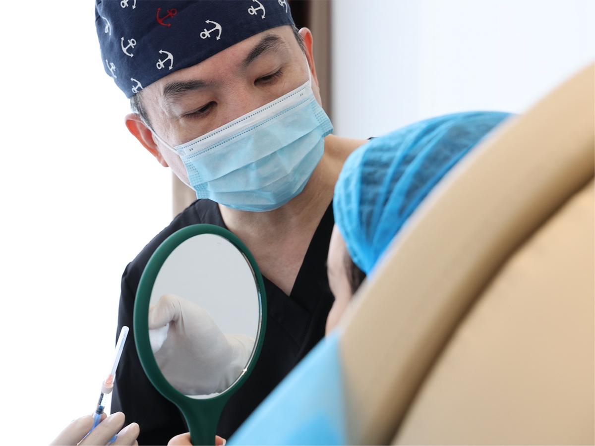 塌鼻子侧脸怎么变成高鼻梁p图,侧脸扁平没有立体感怎么拍照