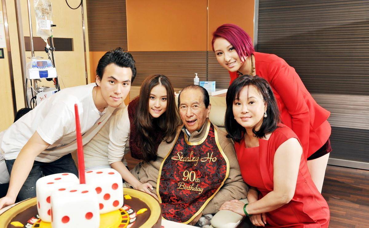 比窦骁婚礼更热搜的是陈婉珍脖上的澳白，一颗20万！扒一扒三姨太