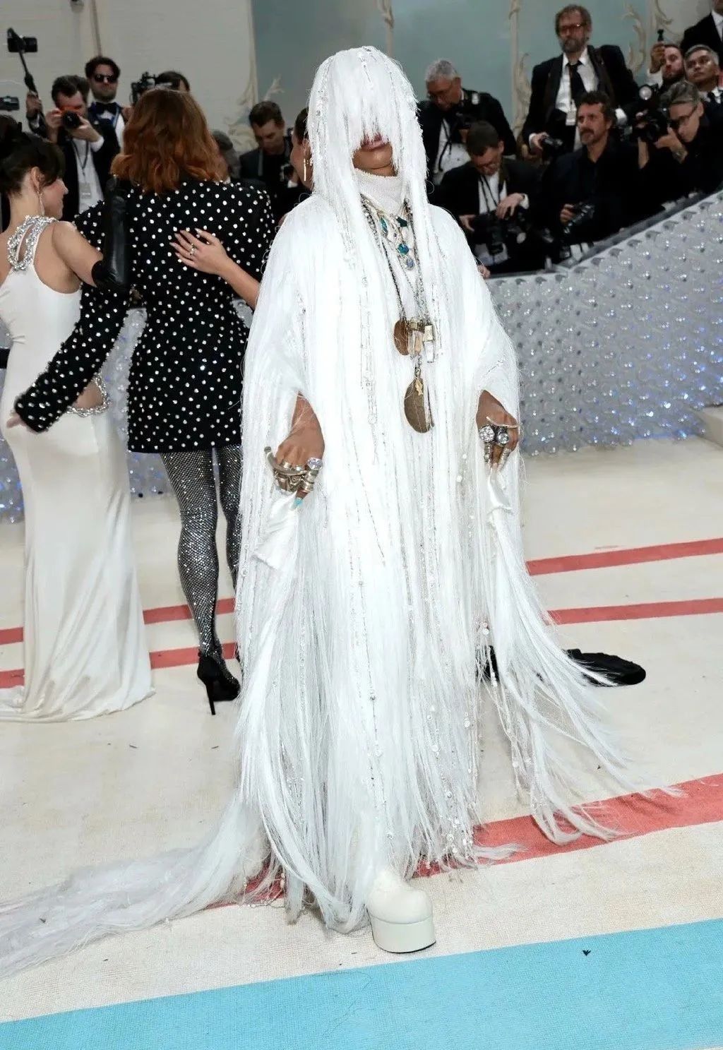 拖把头、海底生化人穿搭，美国这最受瞩目的一夜，如“群魔乱舞”